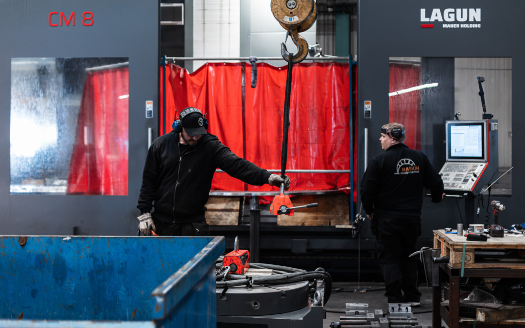 CNC-fräsning av metalldetalj i industriverkstad