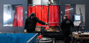 CNC-fräsning av metalldetalj i industriverkstad