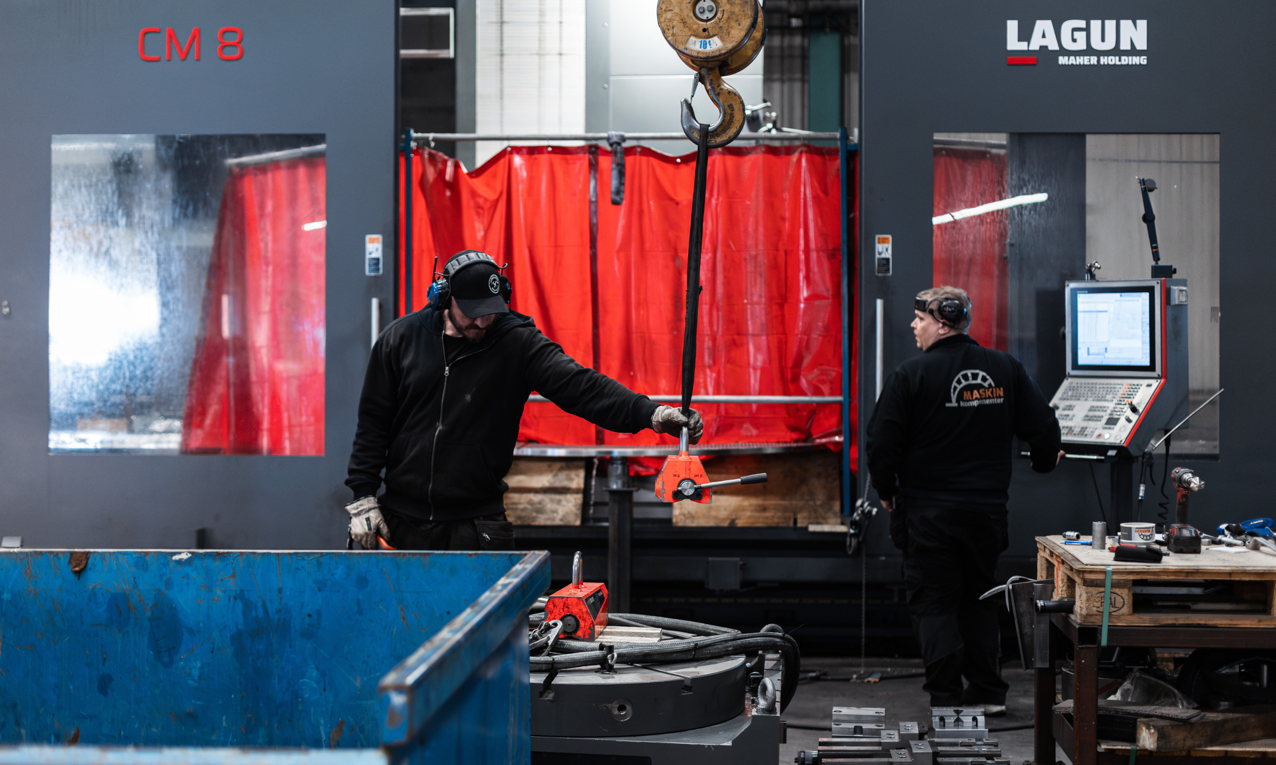 CNC-fräsning av metalldetalj i industriverkstad